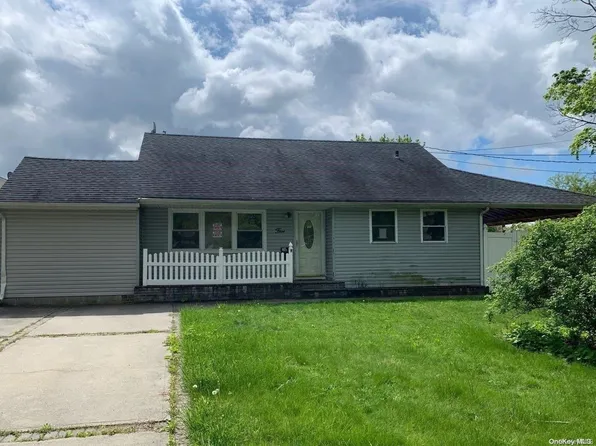 5 Meadowbrook Drive, Brentwood, NY 11717