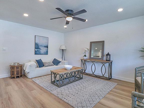 4th image of 952 Galopago St