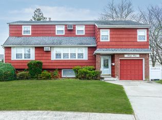 34 Cheslan Ct, Oceanside, NY 11572
