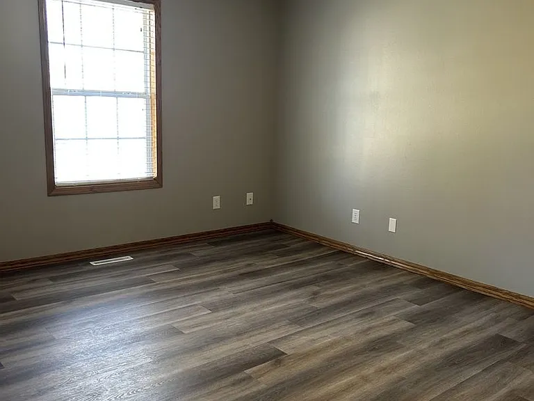 719 E Madison St — Photo 5