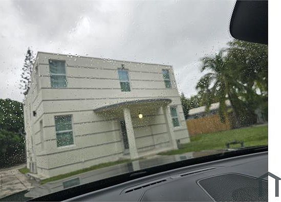 2nd image of 5107 N Flagler Dr APT 1