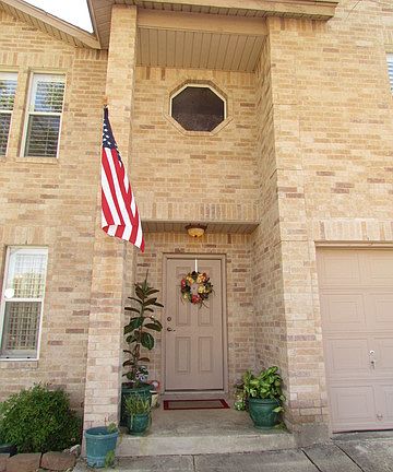 2nd image of 946 Saxonhill Dr