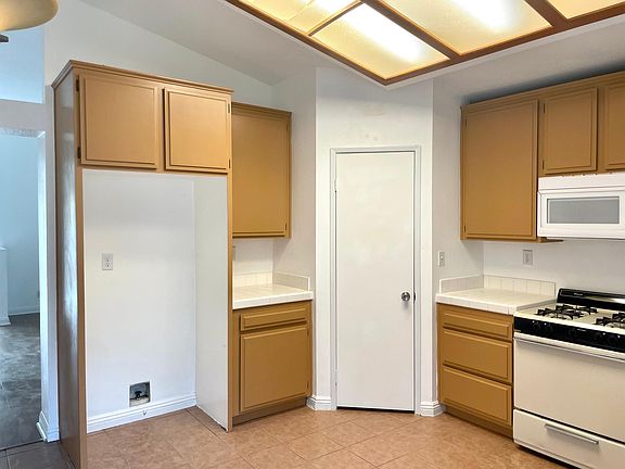 3rd image of 609 W Pottery St