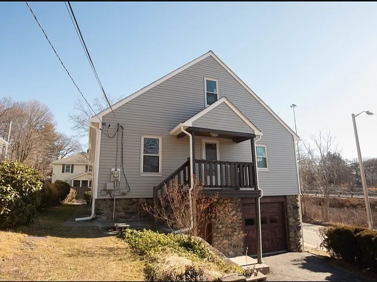 8 Merton Rd — Photo 2