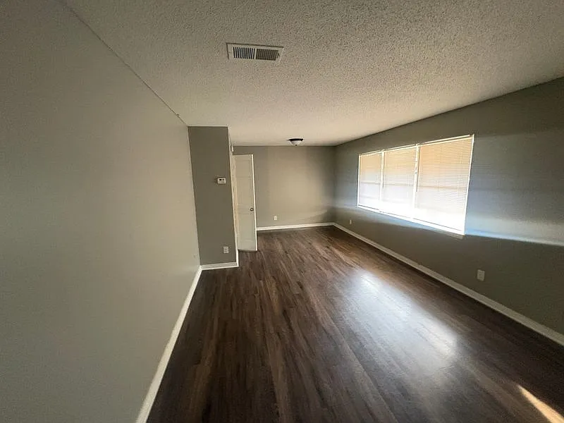 Classic 3-Bedroom Brick Home with Fenced Backyard — Photo 3
