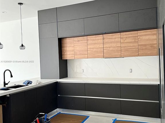 4th image of 4633 SW 32nd Ave #1