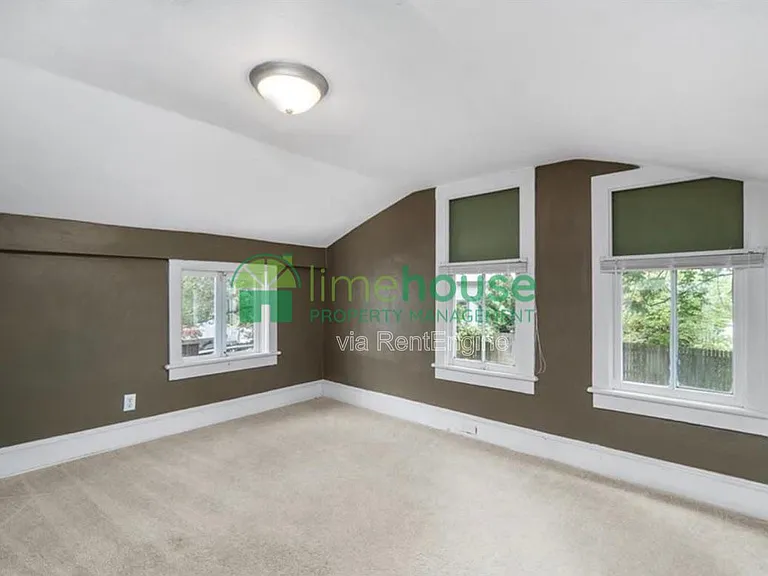 106 Parkview Ave — Photo 2