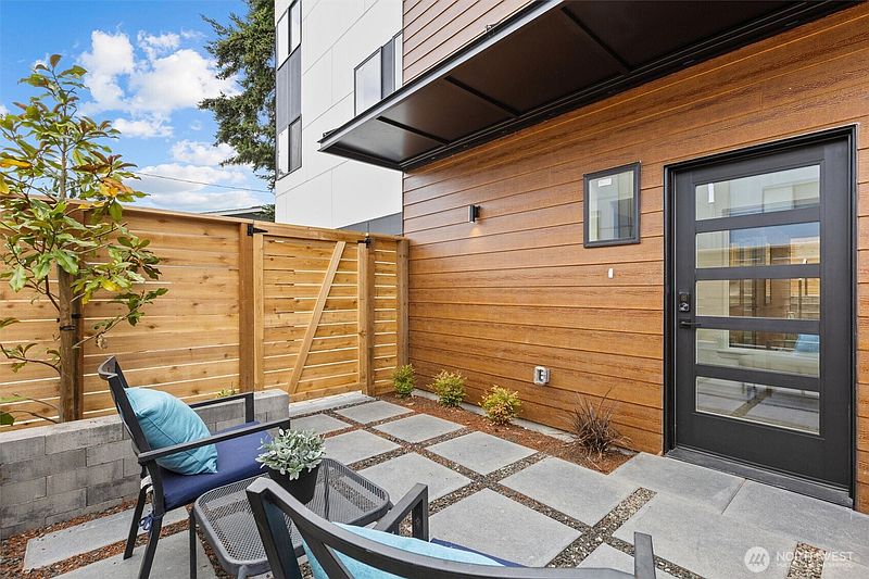 2nd image of 5446 40th Avenue SW