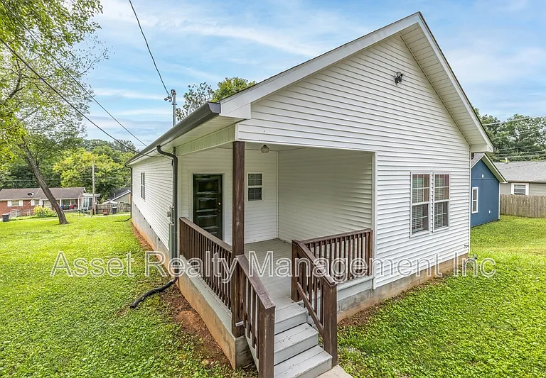 619 Midlake Dr NE — Photo 6