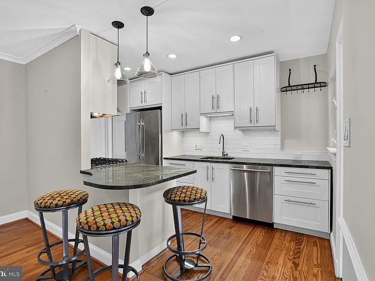 2333 Huidekoper Pl NW — Photo 4