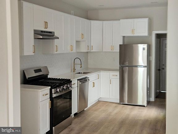 4th image of 323 Rutherford Ave