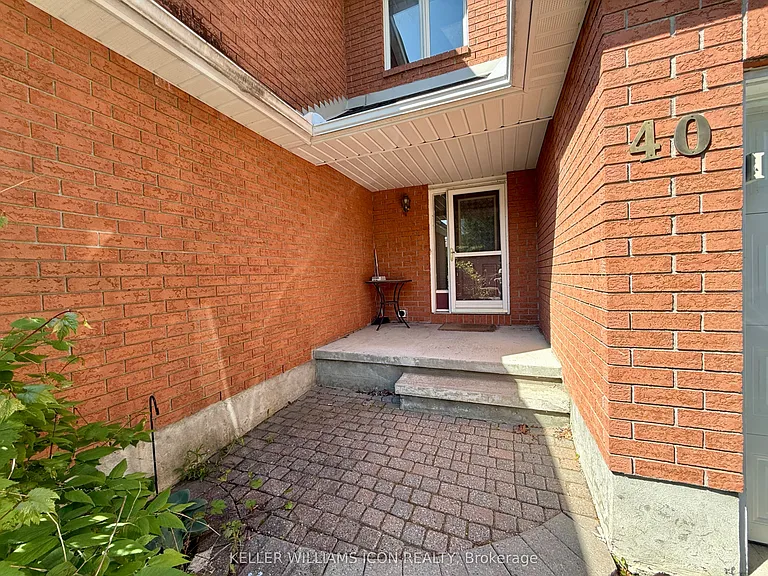40 Thornbury Cres — Photo 2