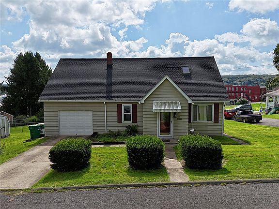 3rd image of 10 Evergreen St