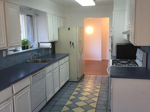 4th image of 36 Mount Hope Blvd