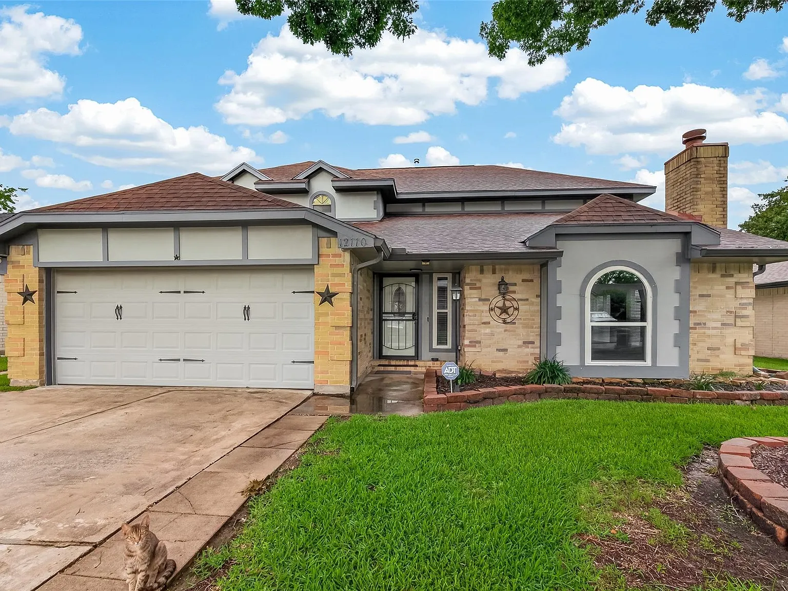 4 bed, 2.5 bath, 2383 sqft, $2,400 — Photo 1