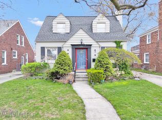 476 Touraine Rd, Grosse Pointe Farms, MI 48236