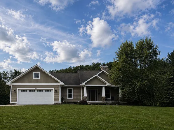 2976 Greenleaf Rd, Akron, OH 44312
