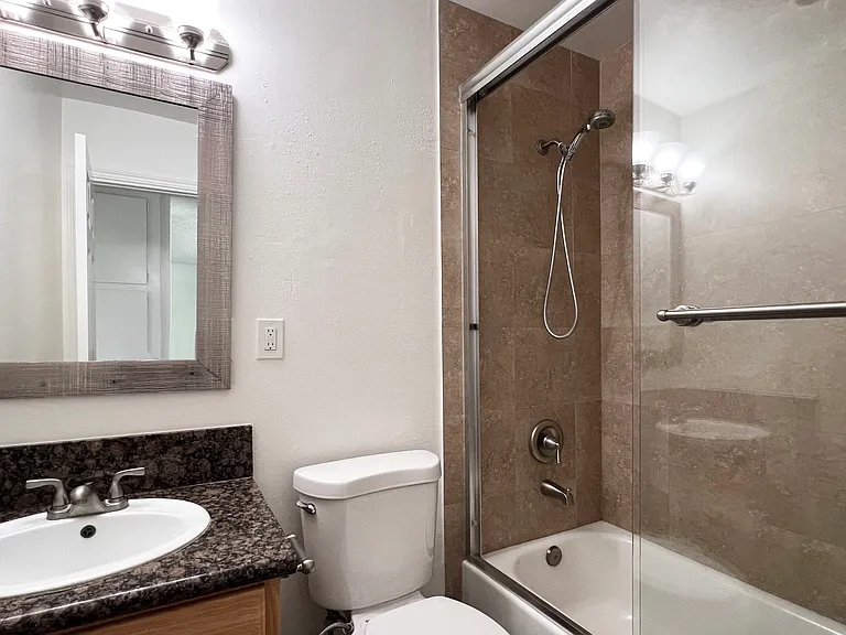 Orange Plaza Villa Apartments — Photo 15