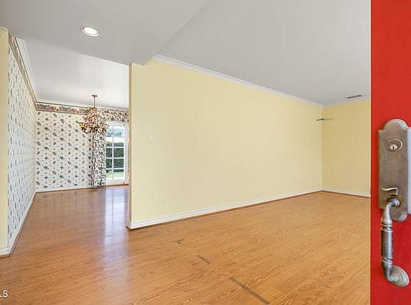 5th image of 251 Byron Ave