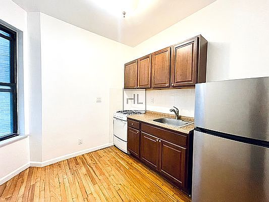 2nd image of 202 6th St #7