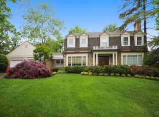 6932 Greentree Rd, Bethesda, MD 20817