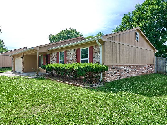 2nd image of 805 Burr Oak Dr