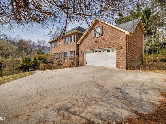 2nd image of 704 Ridgefields Rd