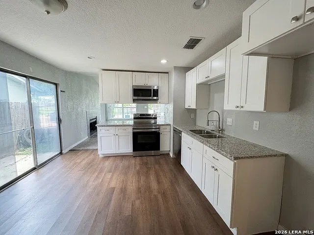 3 bed, 2.0 bath, 988 sqft, $1,400 — Photo 4