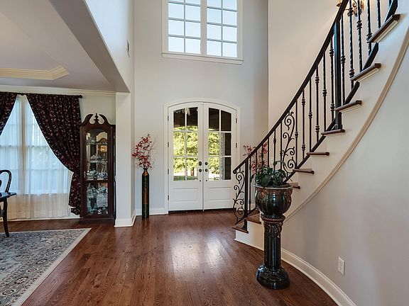 4th image of 60 Whitehall Ct