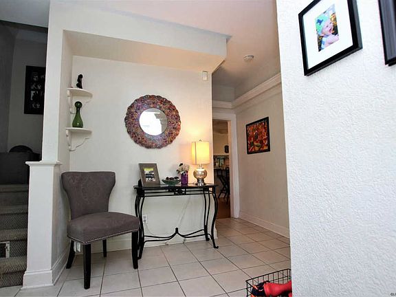 4th image of 8 Woodlawn Ave
