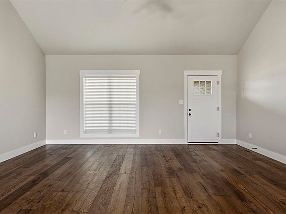 3rd image of 304 Greenbriar Ln