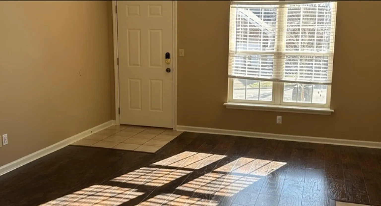 3 bed, 1374 sqft, $2,070 — Photo 3