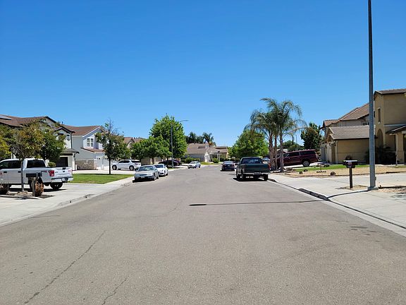 Exterior Neighborhood (street photo)