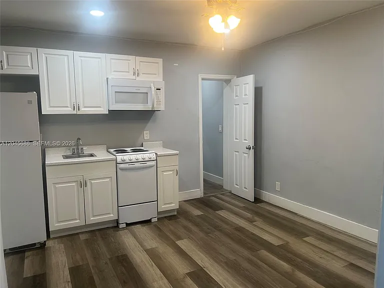 2118 N 19th Ave #1-4 — Photo 3