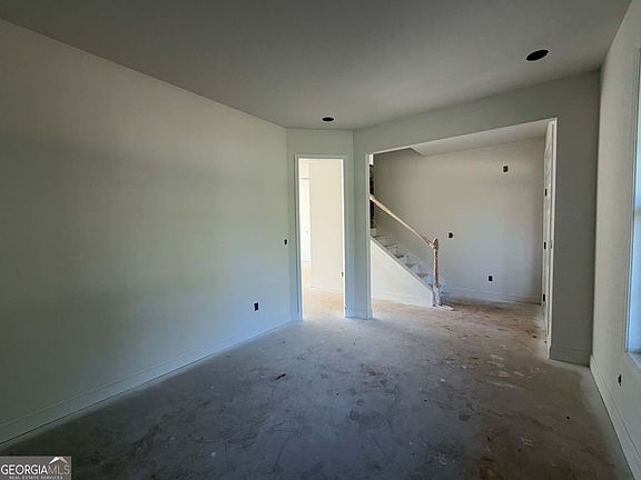 4th image of 1004 S Laney Rd