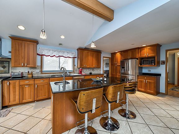 3rd image of 879 Lakeside Dr