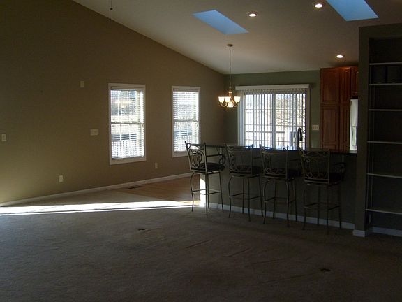4th image of 306 Lowry Dr