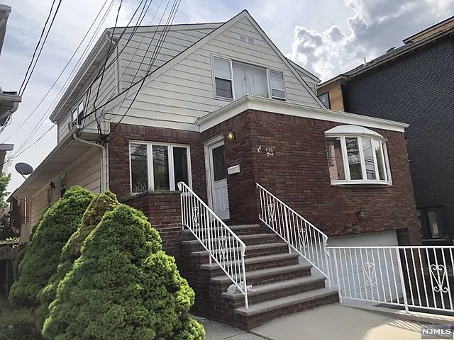 430 Lafayette Ave photo 1