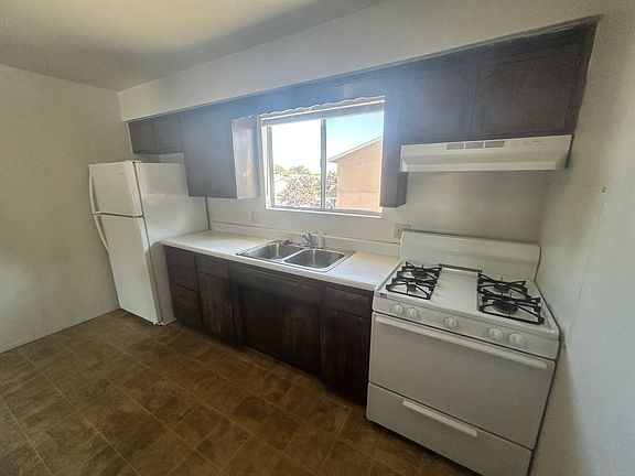 3rd image of 1486 N Lemoore Ave APT C