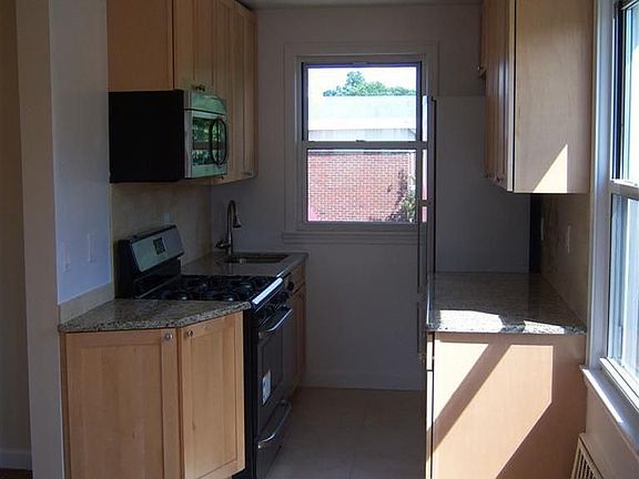 4th image of 25 Burbank St APT 2a