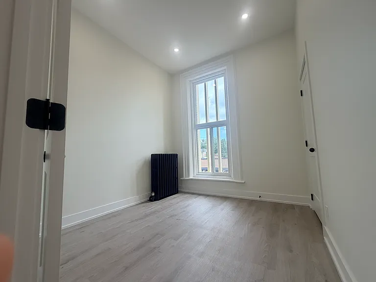 435 George St N #7 — Photo 8