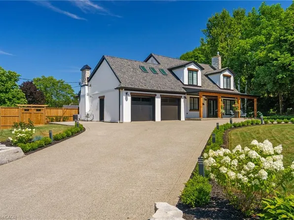 204 Falling Brook Dr, Hamilton, ON L9G 1E6