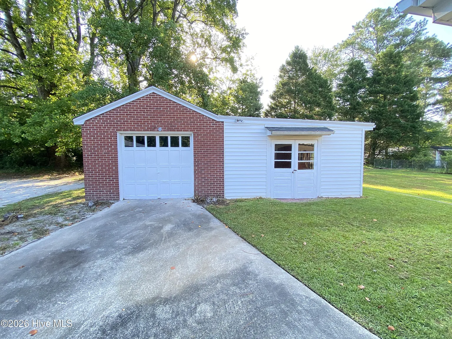 3 bed, 1.0 bath, 1245 sqft, $1,600 — Photo 2