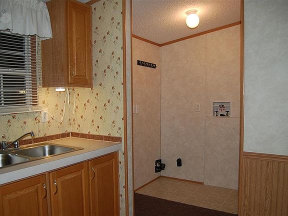 5th image of 465 Pocahontas Ave