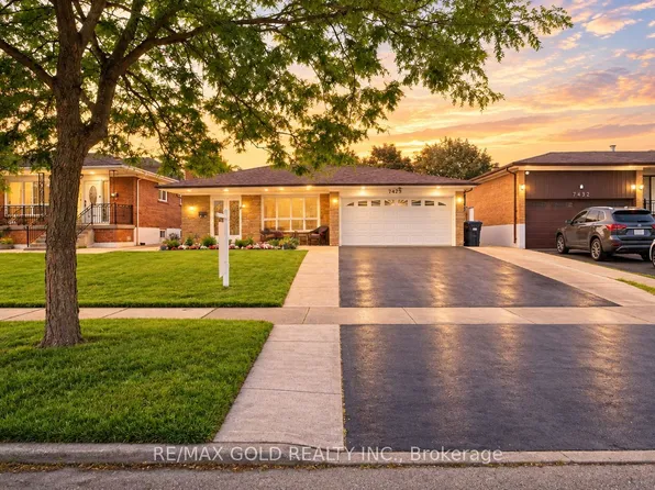 7428 Pickfair Dr, Mississauga, ON L4T 2M9