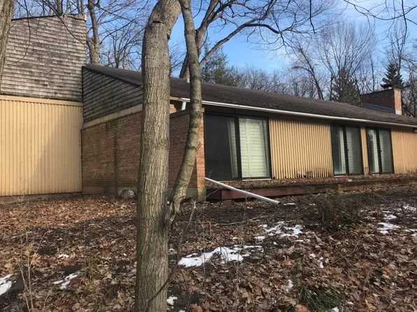 48 Lincolnshire Dr, Lincolnshire, IL 60069