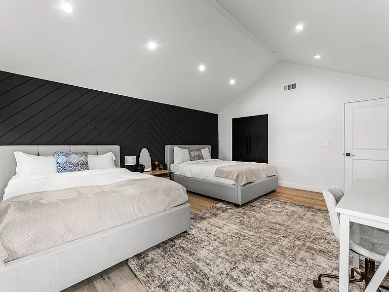 5827 Jumilla Ave — Photo 23