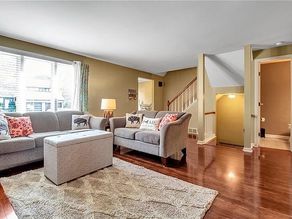 5th image of 851 Charlesgate Cir