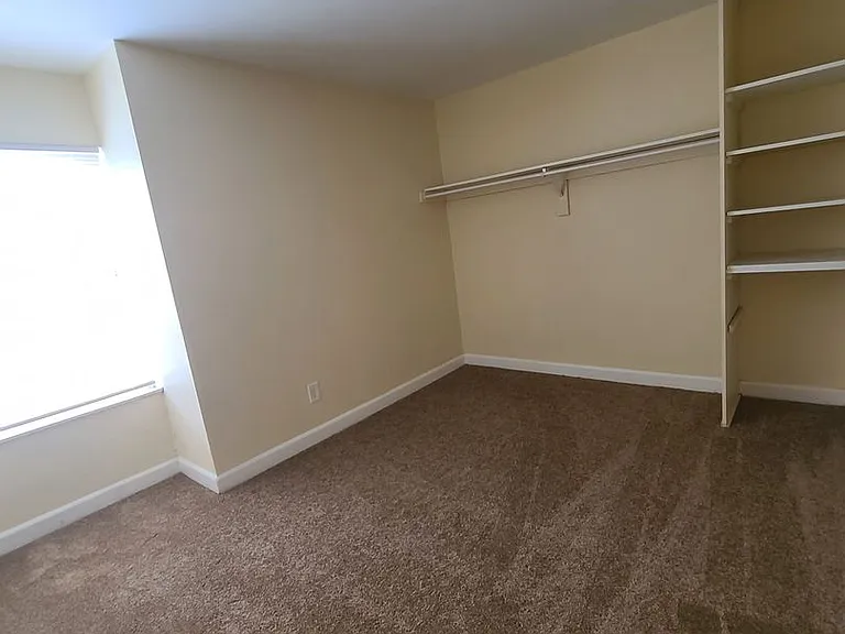 Abbott Acres Apartments — Photo 17