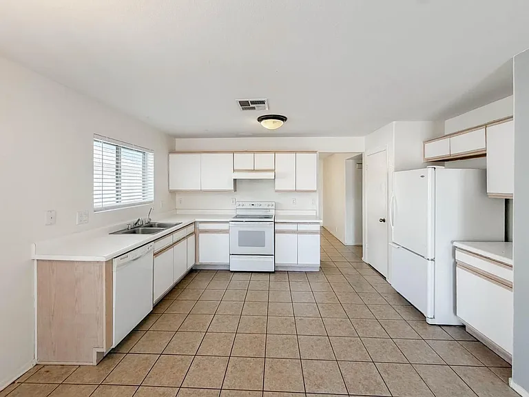 15724 W Smokey Dr — Photo 3